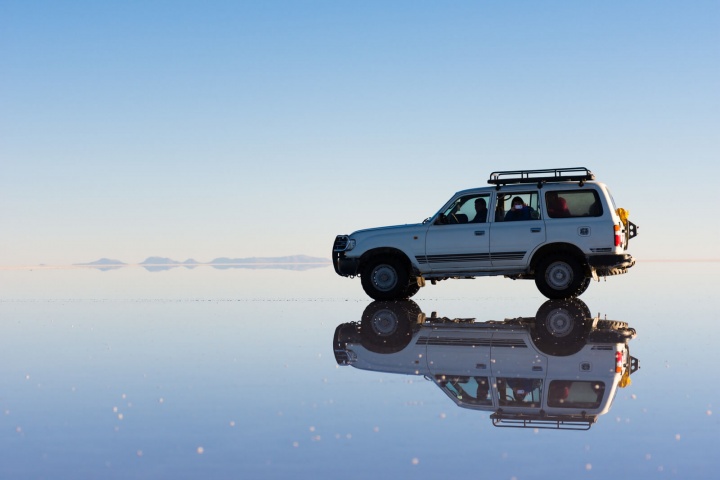 ウユニ塩湖と車